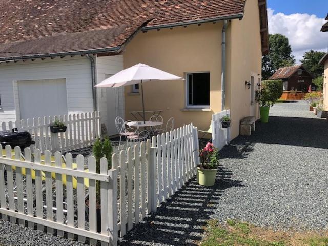 Cottage A La Campagne Avec Piscine Et Spa Ardentes Екстер'єр фото